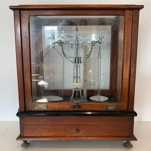 Mahogany glass-fronted balance scale, Maison Poulenc Frères in Paris, 20th century