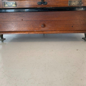 Mahogany glass-fronted balance scale, Maison Poulenc Frères in Paris, 20th century