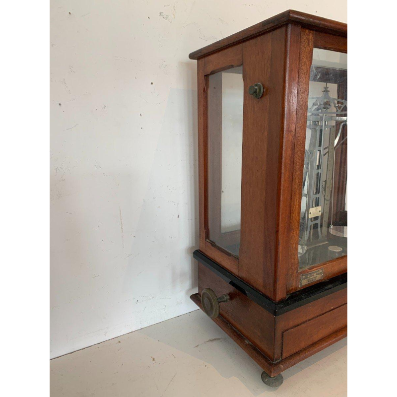Mahogany glass-fronted balance scale, Maison Poulenc Frères in Paris, 20th century