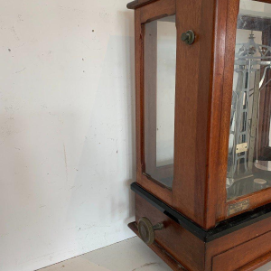 Mahogany glass-fronted balance scale, Maison Poulenc Frères in Paris, 20th century