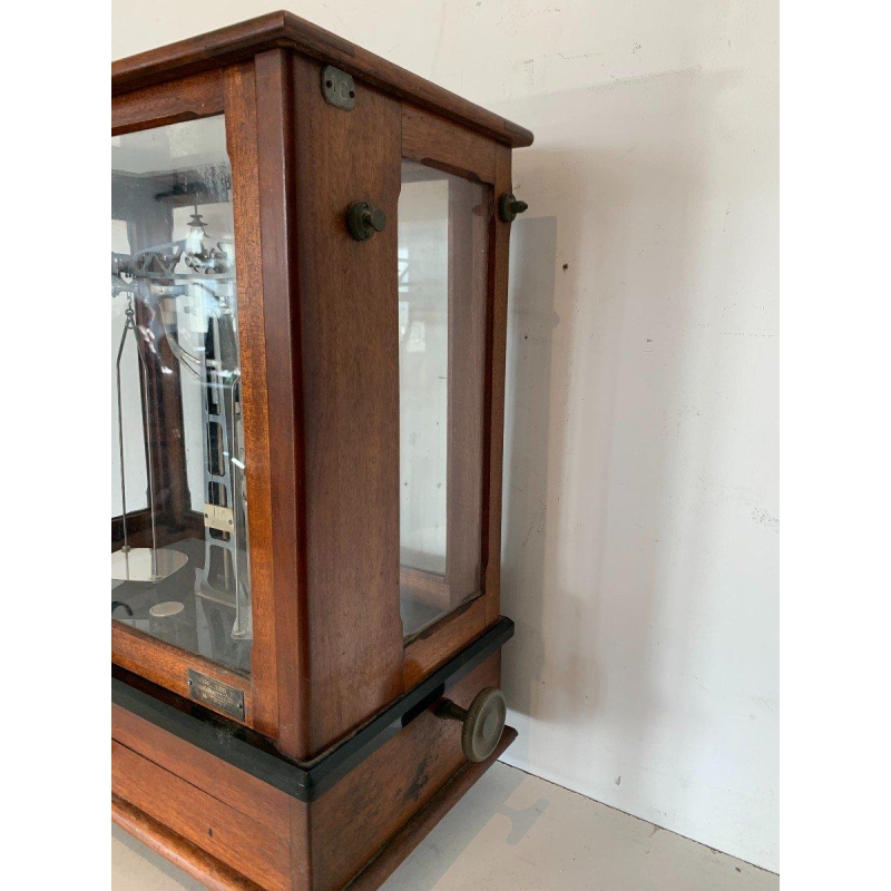 Mahogany glass-fronted balance scale, Maison Poulenc Frères in Paris, 20th century