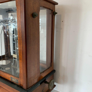 Mahoniehouten weegschaal met glazen front, Maison Poulenc Frères in Parijs, 20e eeuw