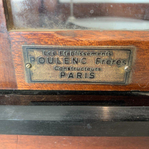 Mahogany glass-fronted balance scale, Maison Poulenc Frères in Paris, 20th century