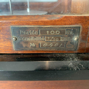 Mahogany glass-fronted balance scale, Maison Poulenc Frères in Paris, 20th century