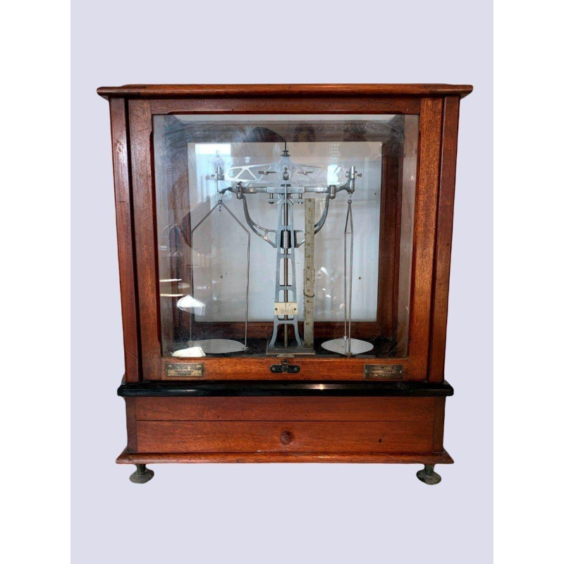 Mahogany glass-fronted balance scale, Maison Poulenc Frères in Paris, 20th century