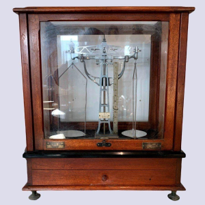 Mahogany glass-fronted balance scale, Maison Poulenc Frères in Paris, 20th century