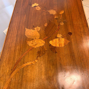 Nancy School, Art Nouveau sokkeltafel met twee planken van marqueterie versierd met bloemmotieven, begin 20e eeuw