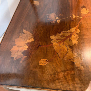 Nancy School, Art Nouveau pedestal table with two marquetry shelves decorated with floral motifs, early 20th century