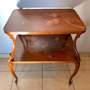 École de Nancy, guéridon Art nouveau à deux plateaux marquetés à décor floral, début XXᵉ siècle