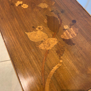 Nancy School, Art Nouveau sokkeltafel met twee planken van marqueterie versierd met bloemmotieven, begin 20e eeuw