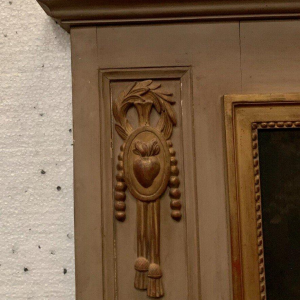 Trumeau-spiegel in Lodewijk XVI-stijl van gepatineerd en verguld hout, 20e eeuw.