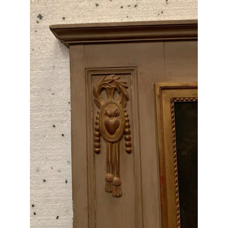 Miroir trumeau de style Louis XVI en bois patiné et doré, XXᵉ siècle