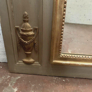 Miroir trumeau de style Louis XVI en bois patiné et doré, XXᵉ siècle