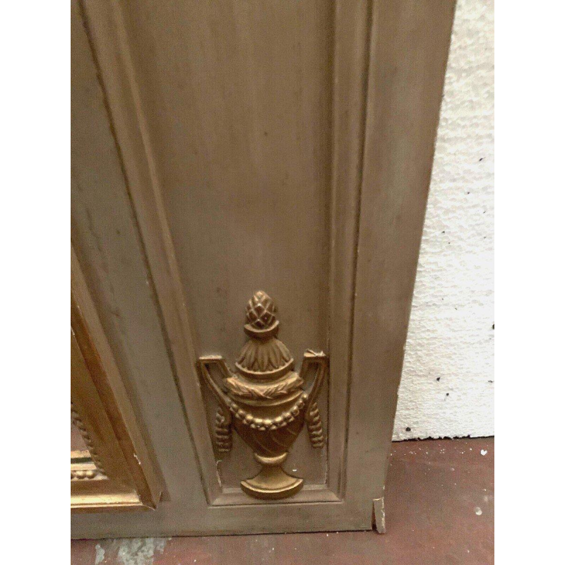 Miroir trumeau de style Louis XVI en bois patiné et doré, XXᵉ siècle