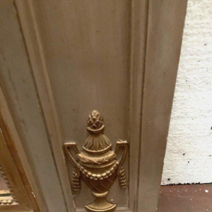 Miroir trumeau de style Louis XVI en bois patiné et doré, XXᵉ siècle