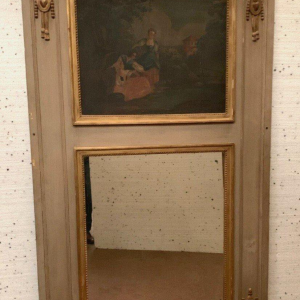 Miroir trumeau de style Louis XVI en bois patiné et doré, XXᵉ siècle