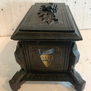 Coffret à bijoux Napoléon III, bois sculpté noirci, décor polychrome, XIXᵉ siècle