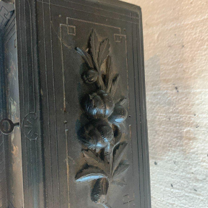 Coffret à bijoux Napoléon III, bois sculpté noirci, décor polychrome, XIXᵉ siècle