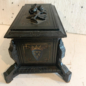 Coffret à bijoux Napoléon III, bois sculpté noirci, décor polychrome, XIXᵉ siècle