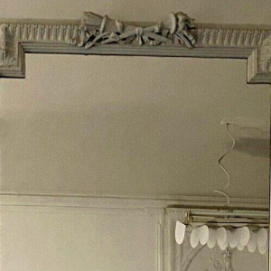 Miroir de style Louis XVI en bois sculpté, XXᵉ siècle