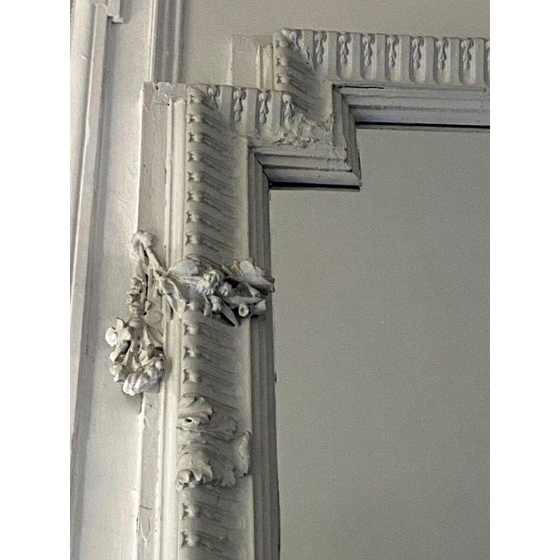 Miroir de style Louis XVI en bois sculpté, XXᵉ siècle