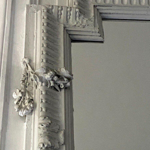 Miroir de style Louis XVI en bois sculpté, XXᵉ siècle