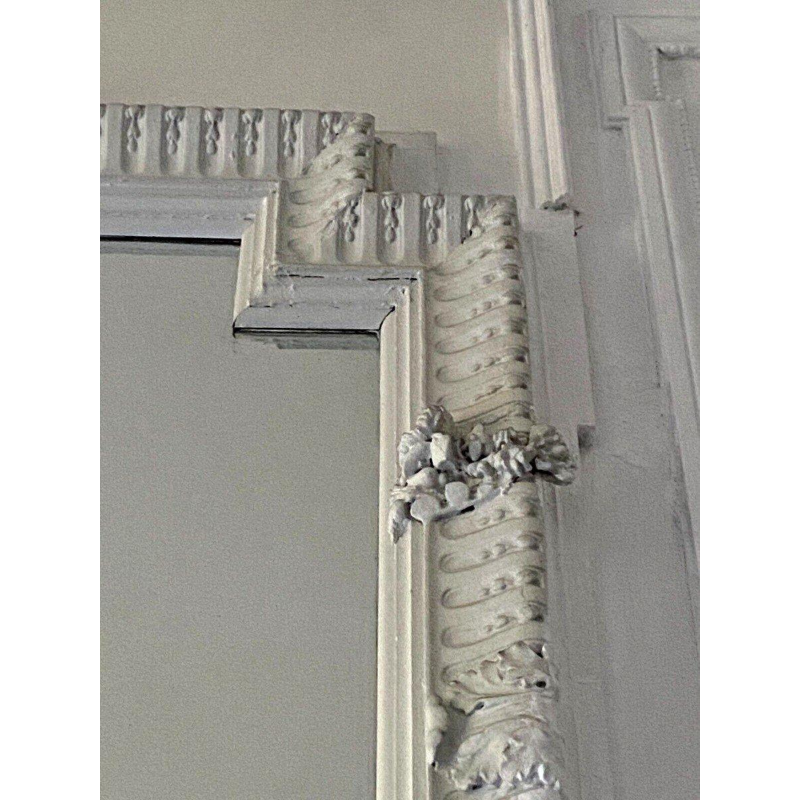 Miroir de style Louis XVI en bois sculpté, XXᵉ siècle