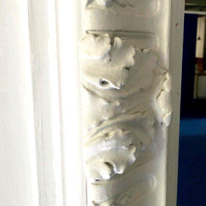 Spiegel in Lodewijk XVI-stijl, vervaardigd uit houtsnijwerk, 20e eeuw.