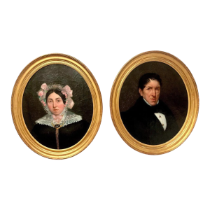 Paire de portraits d’ancêtres, huile sur toile en cadres ovales dorés, XIXᵉ siècle