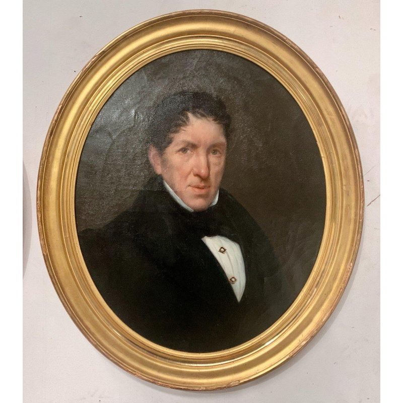 Paire de portraits d’ancêtres, huile sur toile en cadres ovales dorés, XIXᵉ siècle