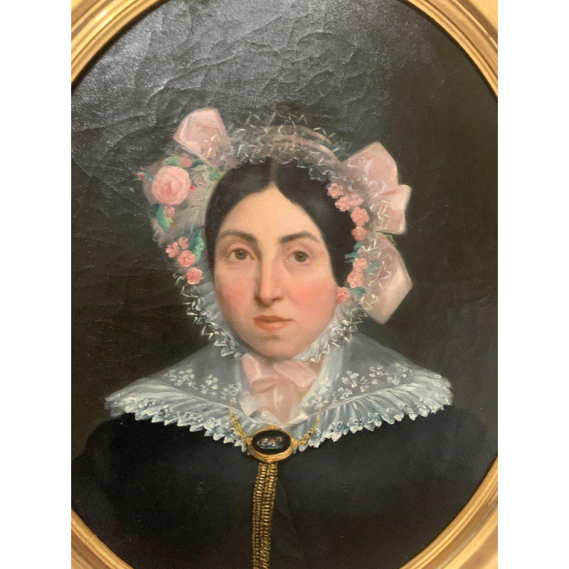 Paire de portraits d’ancêtres, huile sur toile en cadres ovales dorés, XIXᵉ siècle