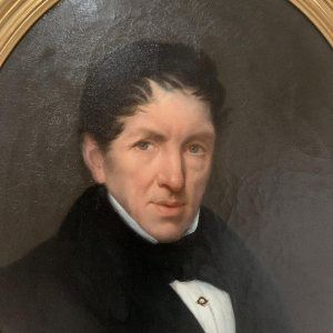 Paire de portraits d’ancêtres, huile sur toile en cadres ovales dorés, XIXᵉ siècle