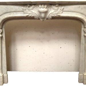 Cheminée de style Régence en marbre blanc de Carrare, XIXᵉ siècle
