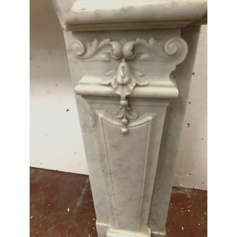 Cheminée de style Régence en marbre blanc de Carrare, XIXᵉ siècle