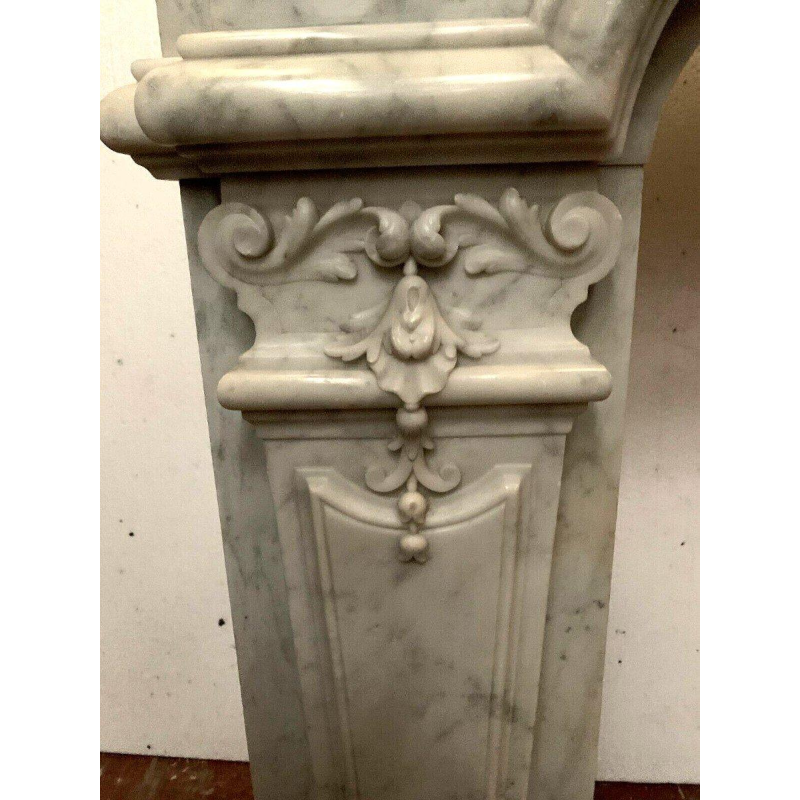 Cheminée de style Régence en marbre blanc de Carrare, XIXᵉ siècle