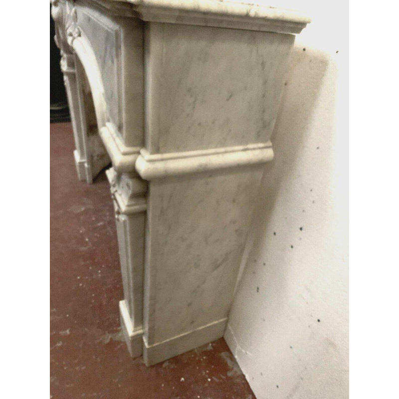 Cheminée de style Régence en marbre blanc de Carrare, XIXᵉ siècle