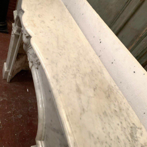 Cheminée de style Régence en marbre blanc de Carrare, XIXᵉ siècle