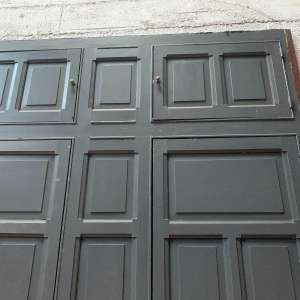 Façade de placard en hêtre patiné à double portes, XXᵉ siècle