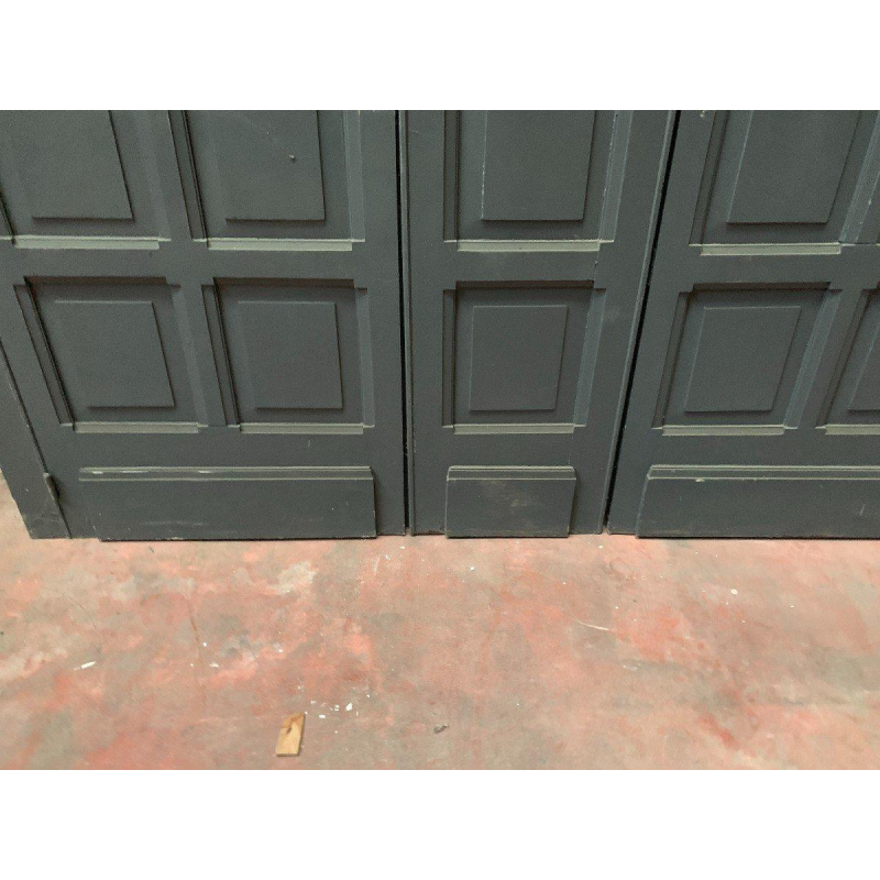 Façade de placard en hêtre patiné à double portes, XXᵉ siècle