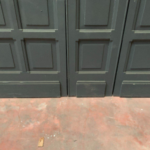 Façade de placard en hêtre patiné à double portes, XXᵉ siècle