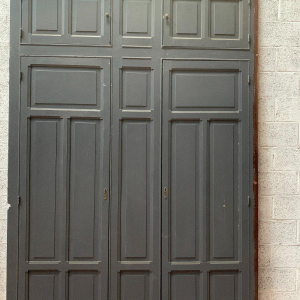 Façade de placard en hêtre patiné à double portes, XXᵉ siècle