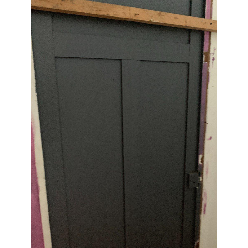 Façade de placard en hêtre patiné à double portes, XXᵉ siècle