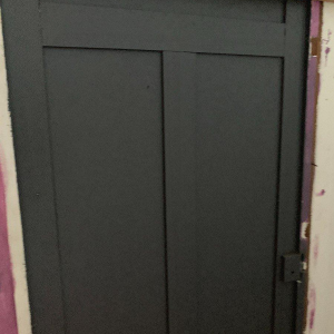 Façade de placard en hêtre patiné à double portes, XXᵉ siècle