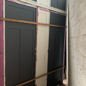 Façade de placard en hêtre patiné à double portes, XXᵉ siècle