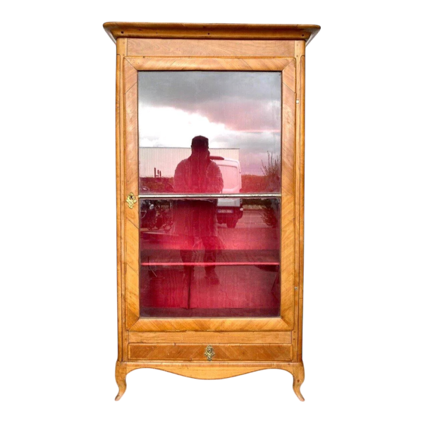 Vitrine de style Louis XV en bois de merisier et placage, XIXᵉ siècle
