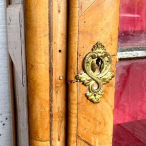 Vitrine de style Louis XV en bois de merisier et placage, XIXᵉ siècle