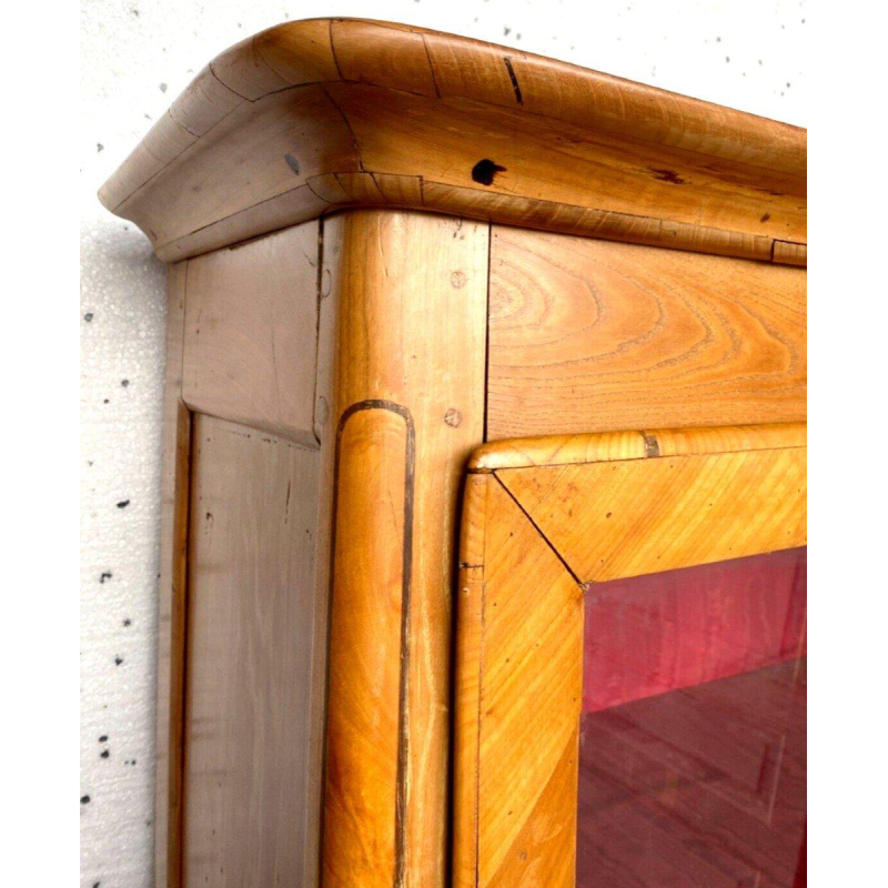 Vitrine de style Louis XV en bois de merisier et placage, XIXᵉ siècle