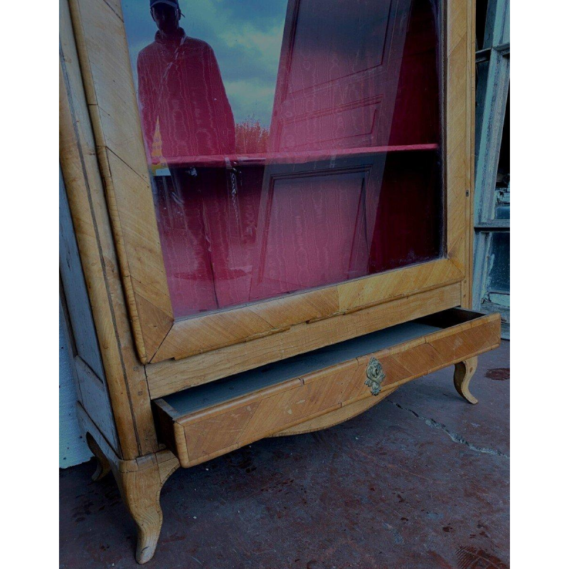 Vitrine de style Louis XV en bois de merisier et placage, XIXᵉ siècle