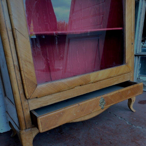 Vitrine de style Louis XV en bois de merisier et placage, XIXᵉ siècle