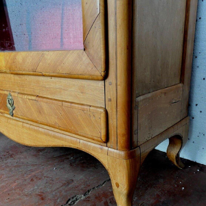 Vitrine de style Louis XV en bois de merisier et placage, XIXᵉ siècle